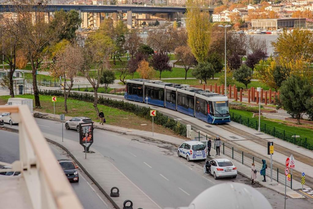 Waterfront Apartment By The Tram - Terrace With Dome & Golden Horn View In Fatih Istanbul Exterior photo